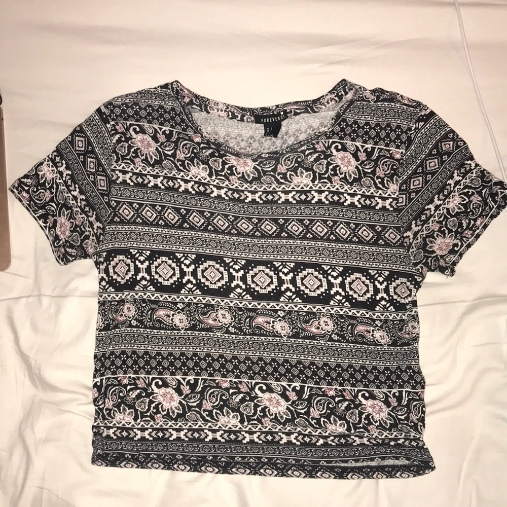 Cropped shirt with design